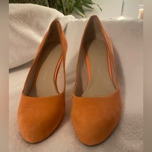 Size 8.5, orange Rockport heels.